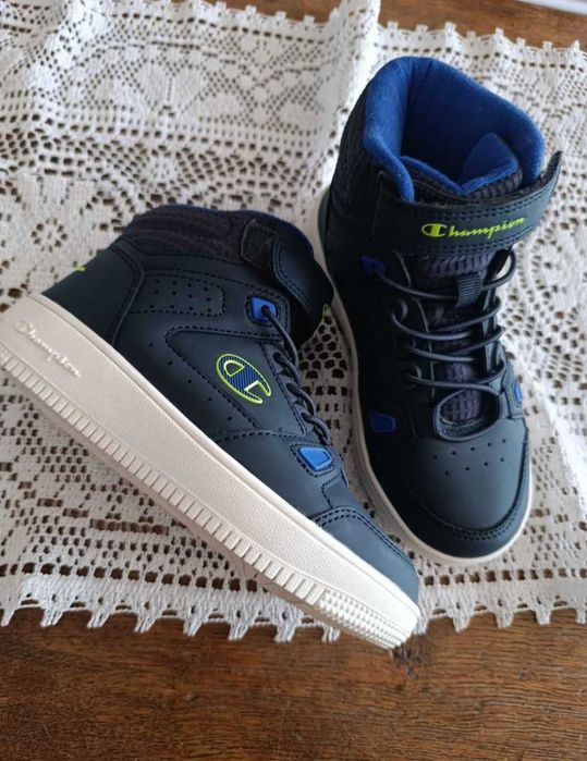 Vând papuci Champion