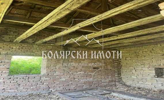 Дворно място със стопанска постройка в село Обединение