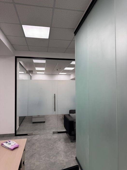 Стеклянный перегородки и витражи