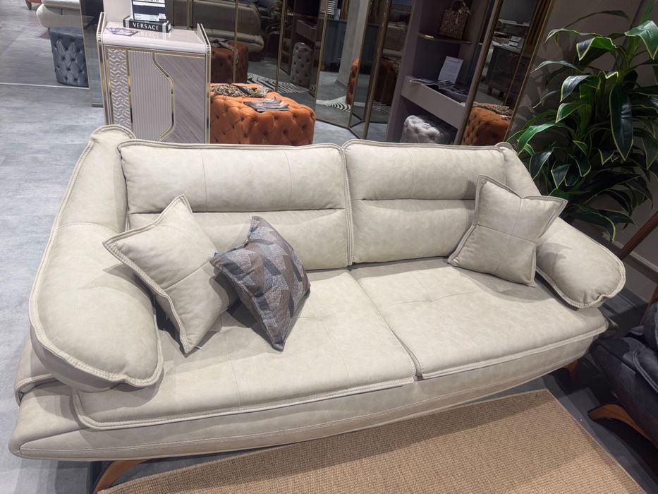 Диван  бежов с дърво