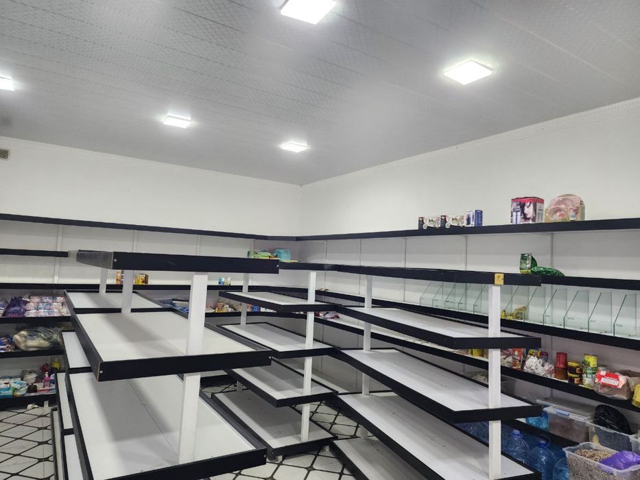 Oziq ovqat dukoni uchun polka va muzlatgichlar sotiladi