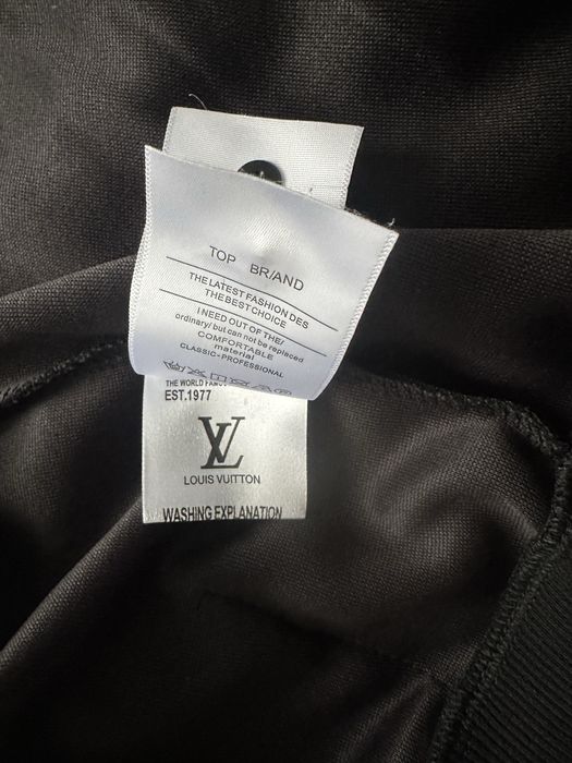 zip-up hoodie size M