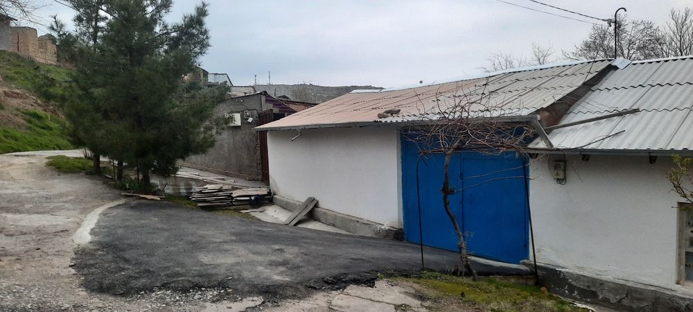 Яшаш учун барча кулайликлари билан ховли сотилади