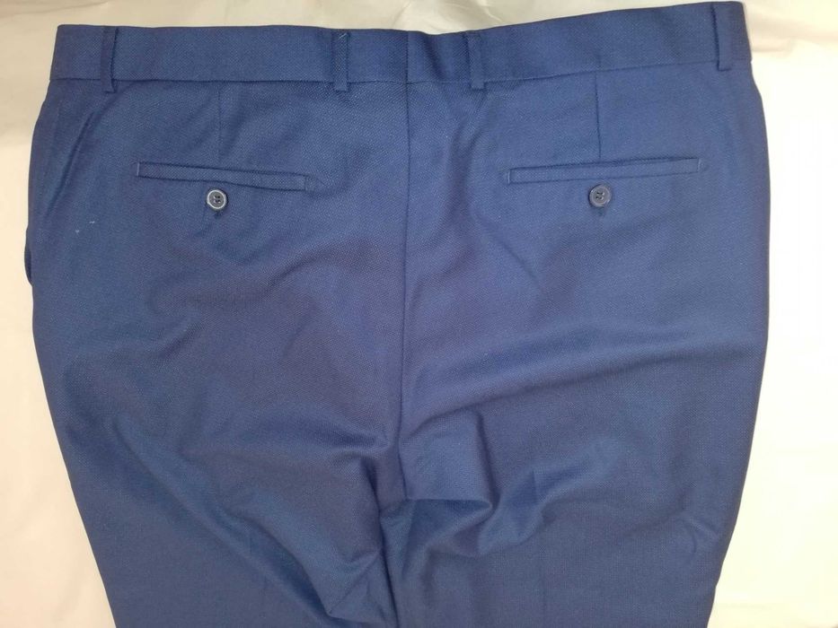 XL. Елегантен мъжки, тъмно син костюм с елек и риза