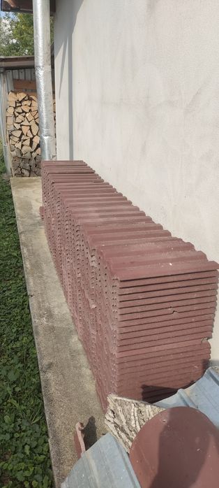 Țiglă beton folosită și nefolosita, culoare maro.