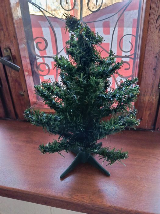 Ёлка с мишурой и игрушками