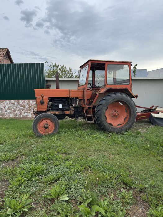 Tractor UM 650 cu utilaje