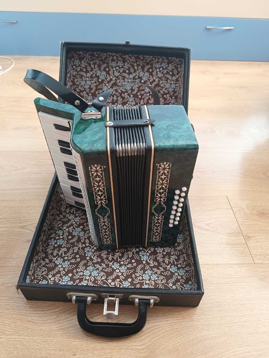 Оригинален Руски Соц СССР Акордеон Малыш 12 баса