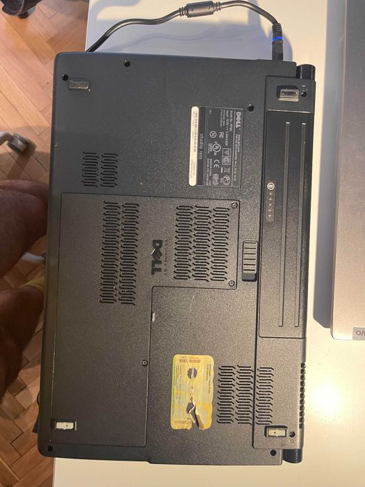 Лаптоп dell 1555 17 инча