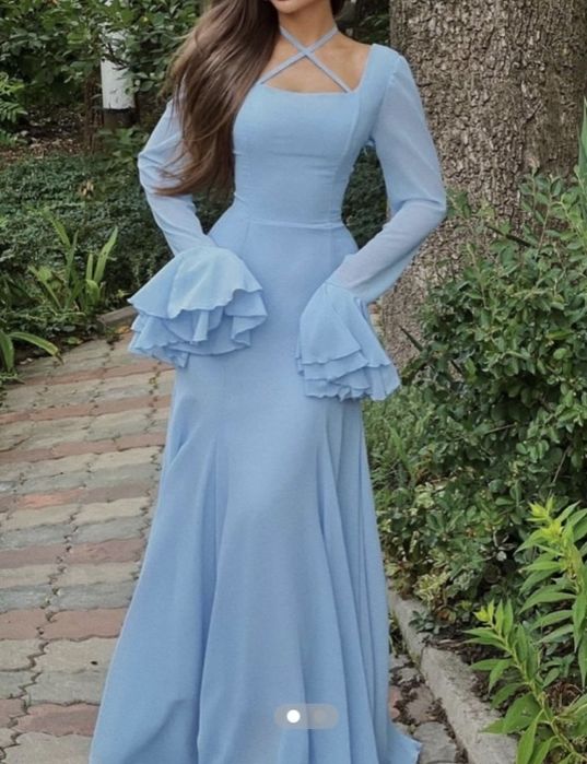 Длинная голубое платье