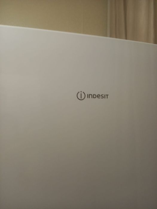 Морозильник Indesit 275 л белый