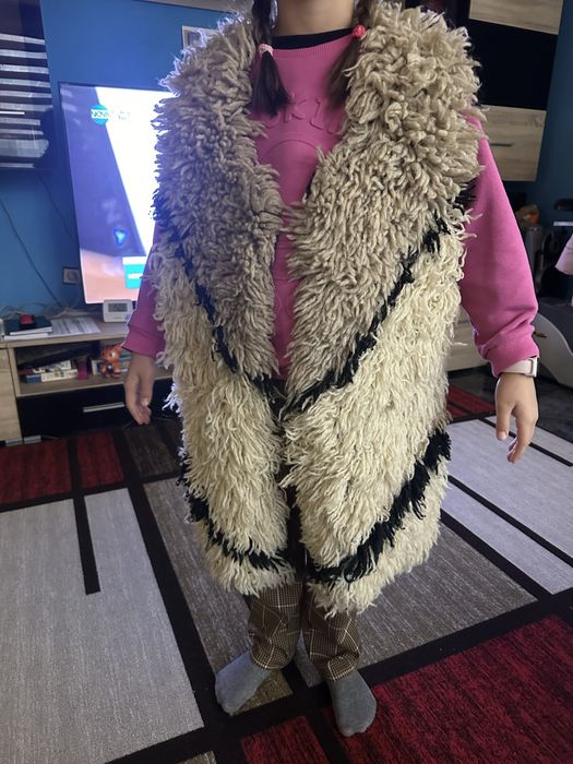 Елек от вълна правен ръчно от баба ми hend made след години ще сърува