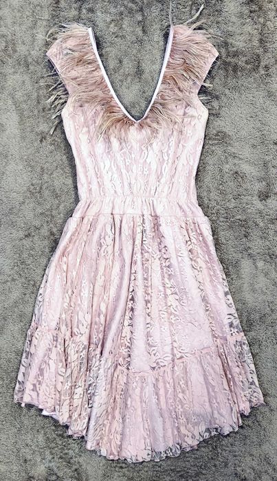 Rochie roz din dantela si pene