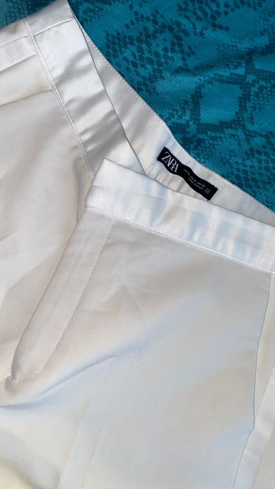 Pantaloni Zara de costum combinati cu satin