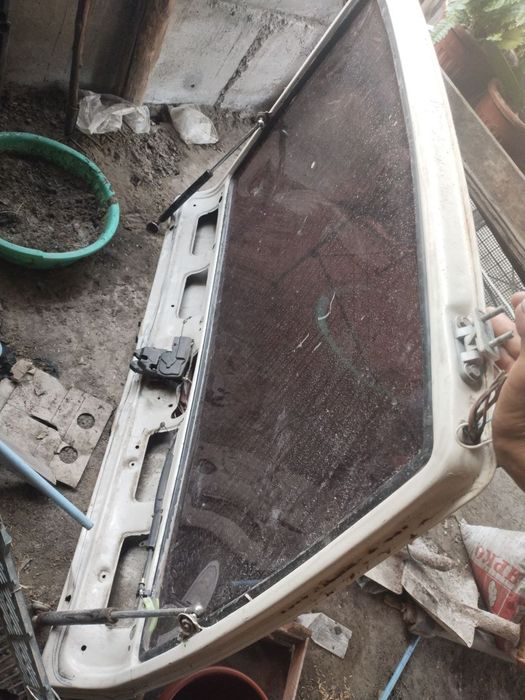 Lada 08 , orqa kapot va ikki oldi oyna
Oorqa kabot  va ikki oldi oynai