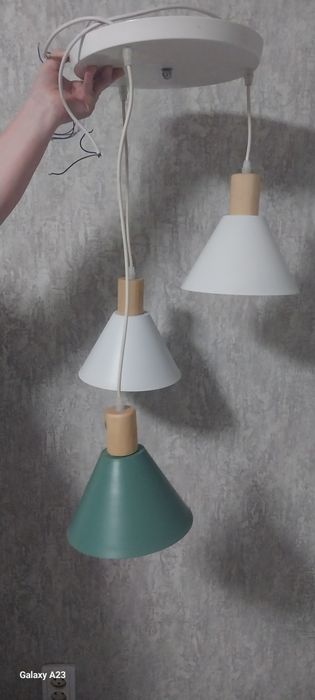 Это современный подвесной светильник с тремя коническими плафонами мят