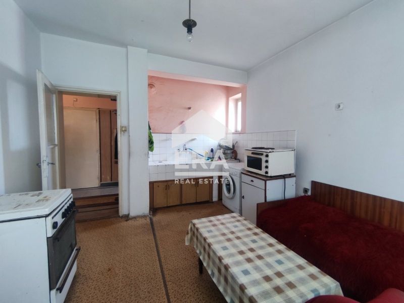 Продава се тристаен апартамент в кв. Училищни, Хасково!