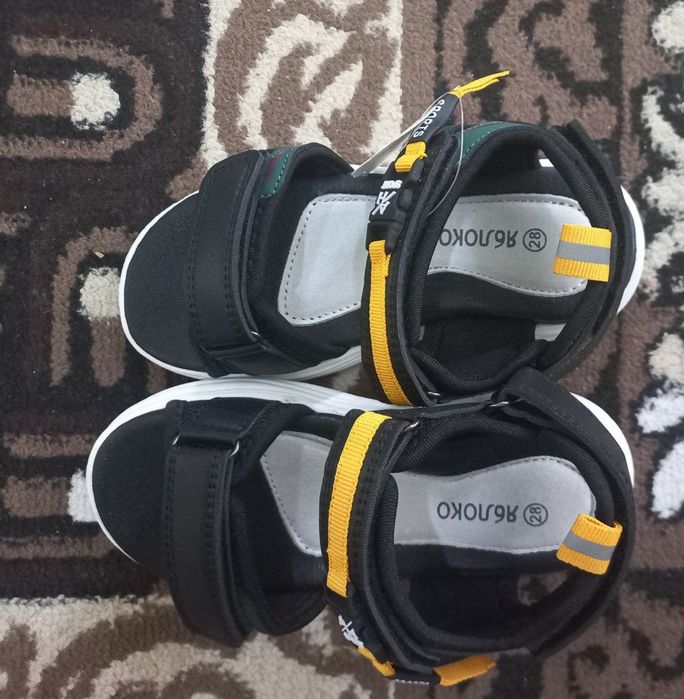 Продаются новые сандалии 28 размера на мальчика фирмы Яблоко!