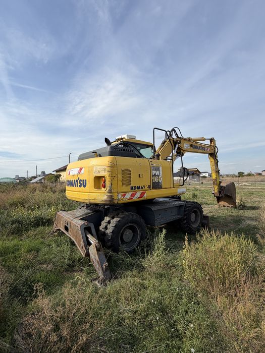 Excavator Komatsu PW 160 pe roti 16 Tone cale si lama + 3 cupe si AC