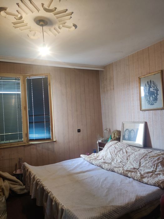 Продавам кооперация  4+1 с гараж, таванска стая и дворно място .Спешно