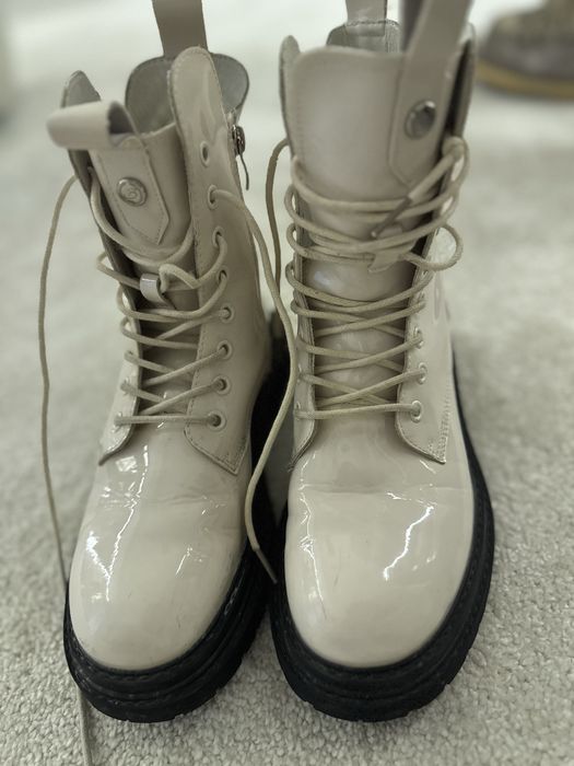 Cizme de piele lacuita albe marimea 37 de la Benvenuti