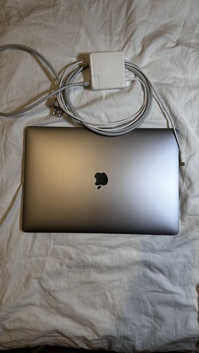 MacBook Pro 15” 2018 / i7 / 16GB / 256GB SSD