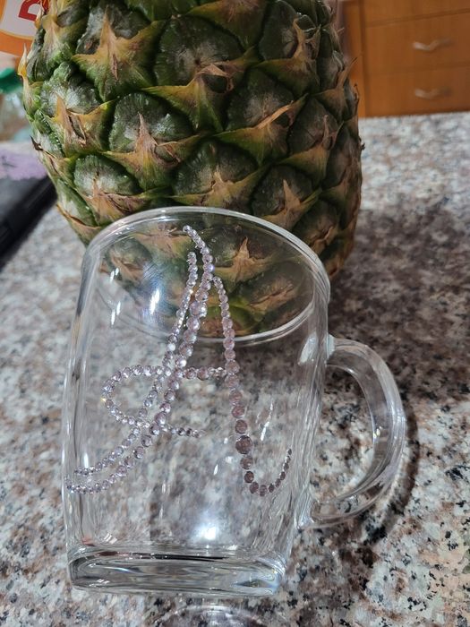 Чаша за вино с камъни и буква