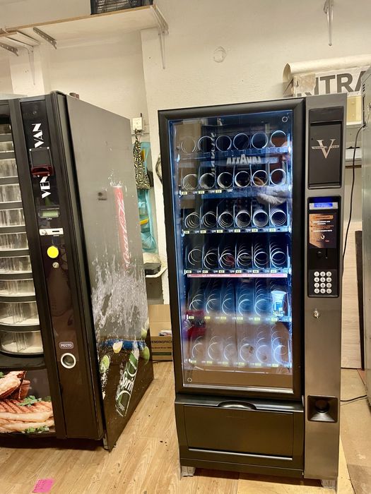 Вендинг машина за храни и напитки Zannusi Snakky RY