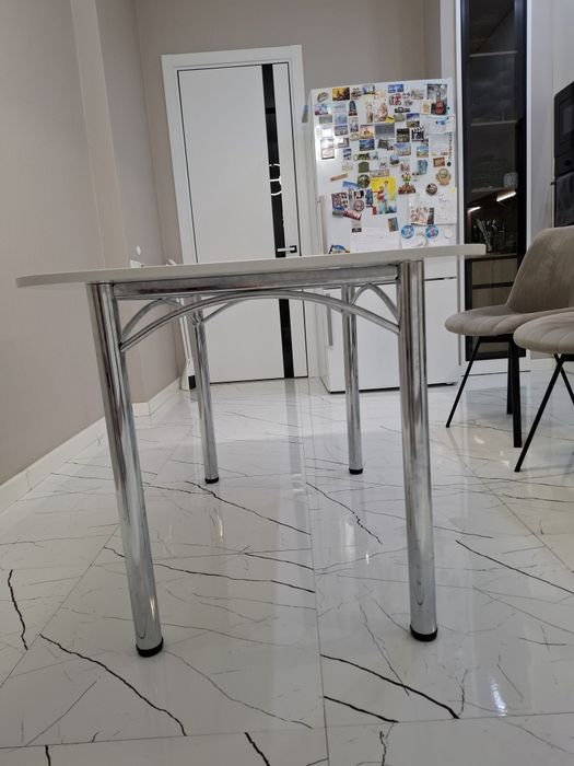 Обеденный стол белый