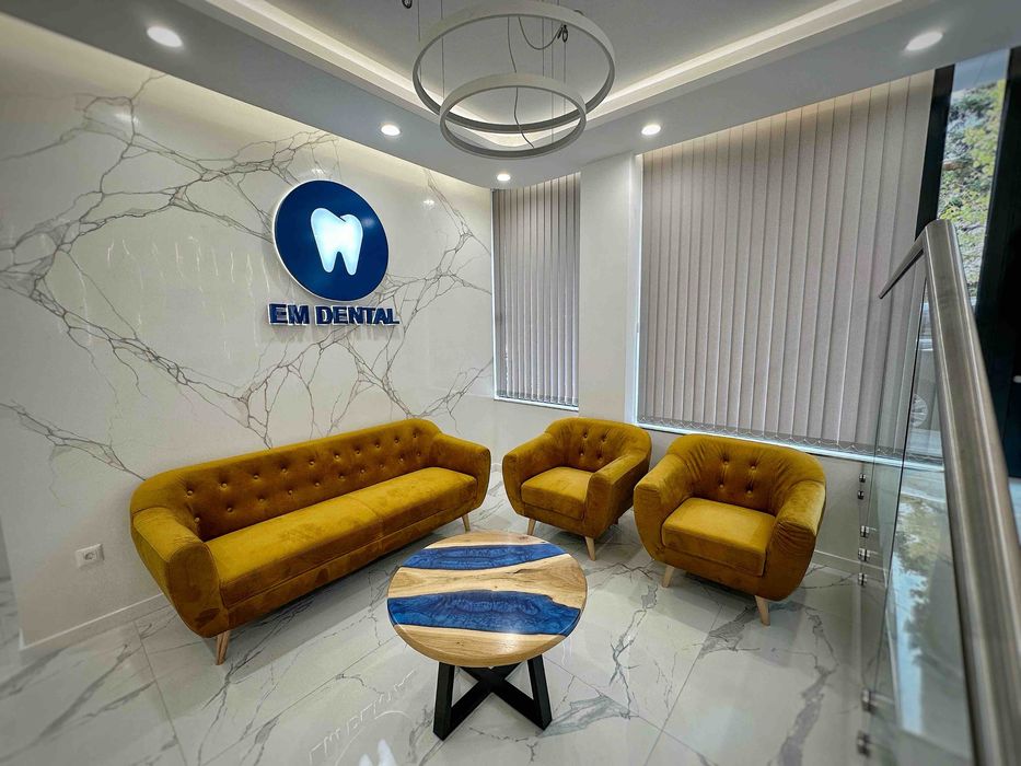 Кръгла маса от масивно дърво и епоксидна смола