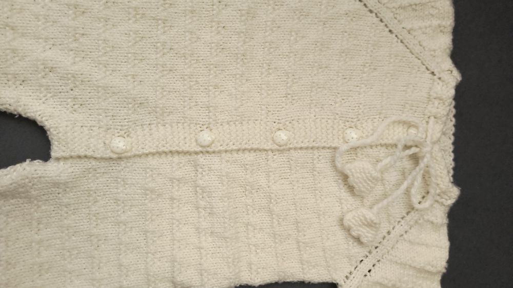 Бебешки ръчно плетени дрехи