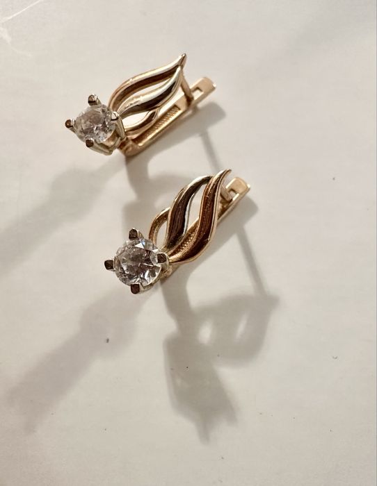Продам золотые серьги