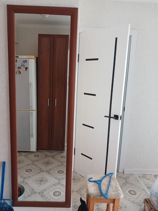 Продам шкаф с зеркалом.