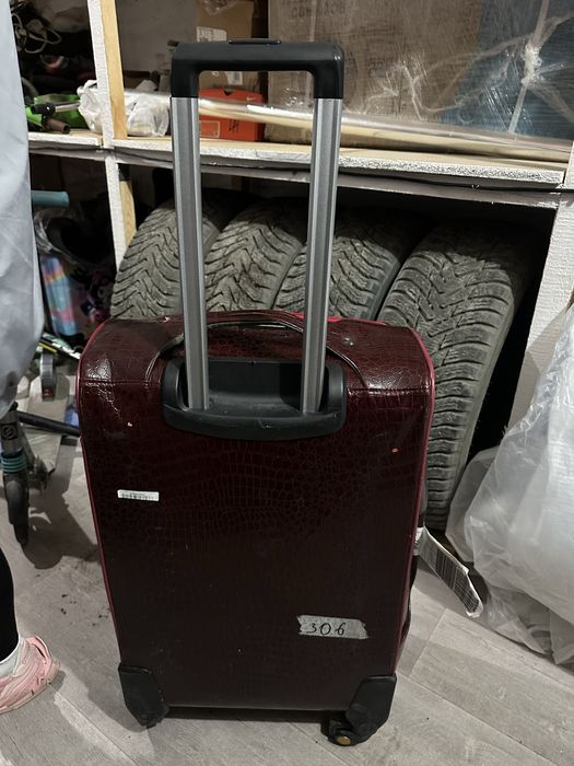 Продам чемодан в хорошем состоянии