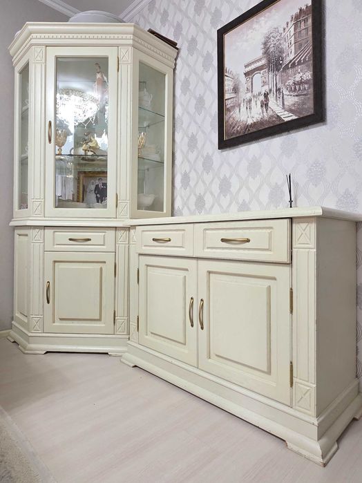 Шкаф-витрина и комод