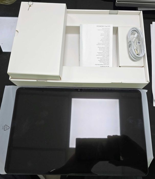 Продава се Honor Pad X9 чисто нов! Пълен комплект с Калъф + Клавиатура.С протектор.