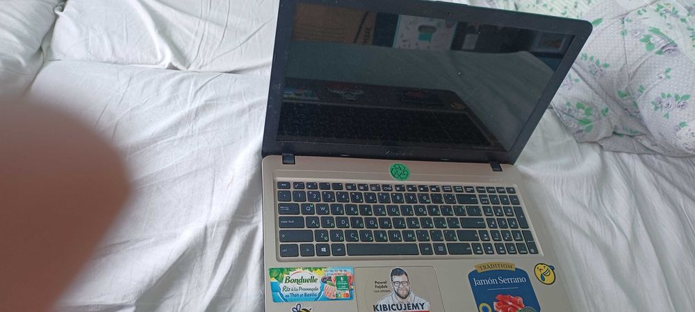 Продавам лаптоп Asus