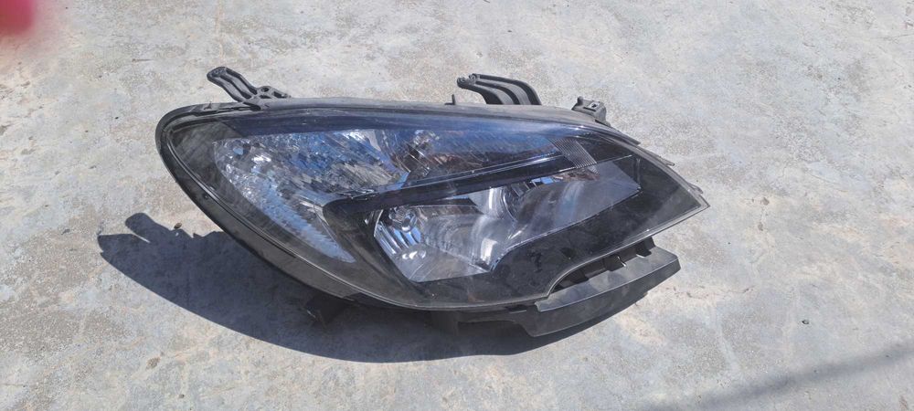 Продавам десен фар за Опел Мокка.