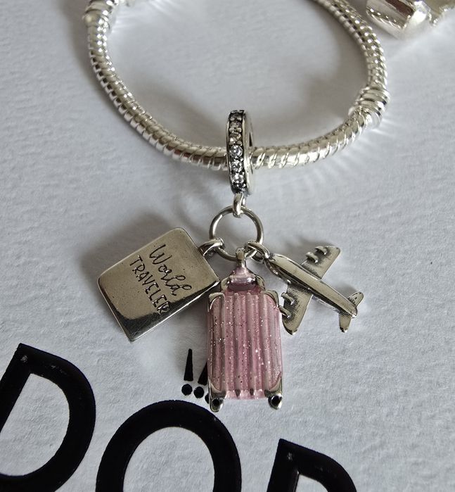 Charm triplu Călătorii, Paşaport, Avion şi Troller Roz