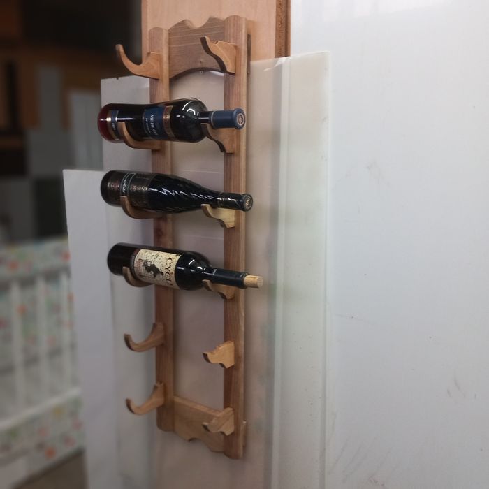 Поставка за вино стенна