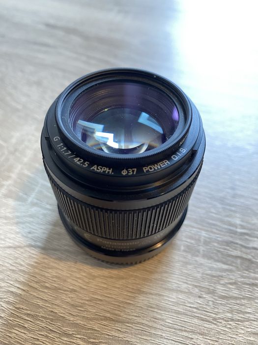 Obiectiv Panasonic 42.5mm f/1.7 ASPH Power O.I.S., în stare excelentă.