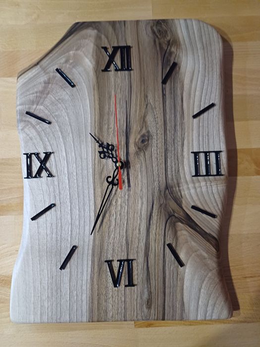 Стенен часовник от орех