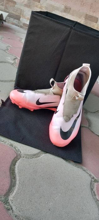 Vând ghete de fotbal nike. Detalii în descriere.