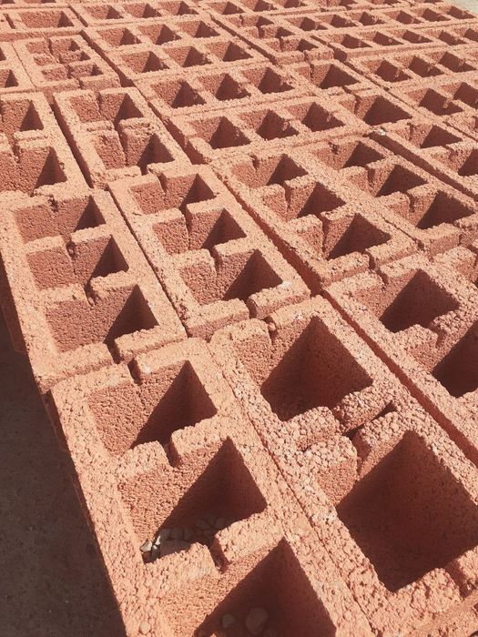 Qurilishga shlakabloklar bor.