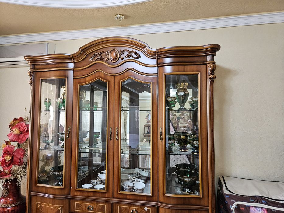 Стенка, комод, угловая стенка, стол и 12 стулья - производство Китай