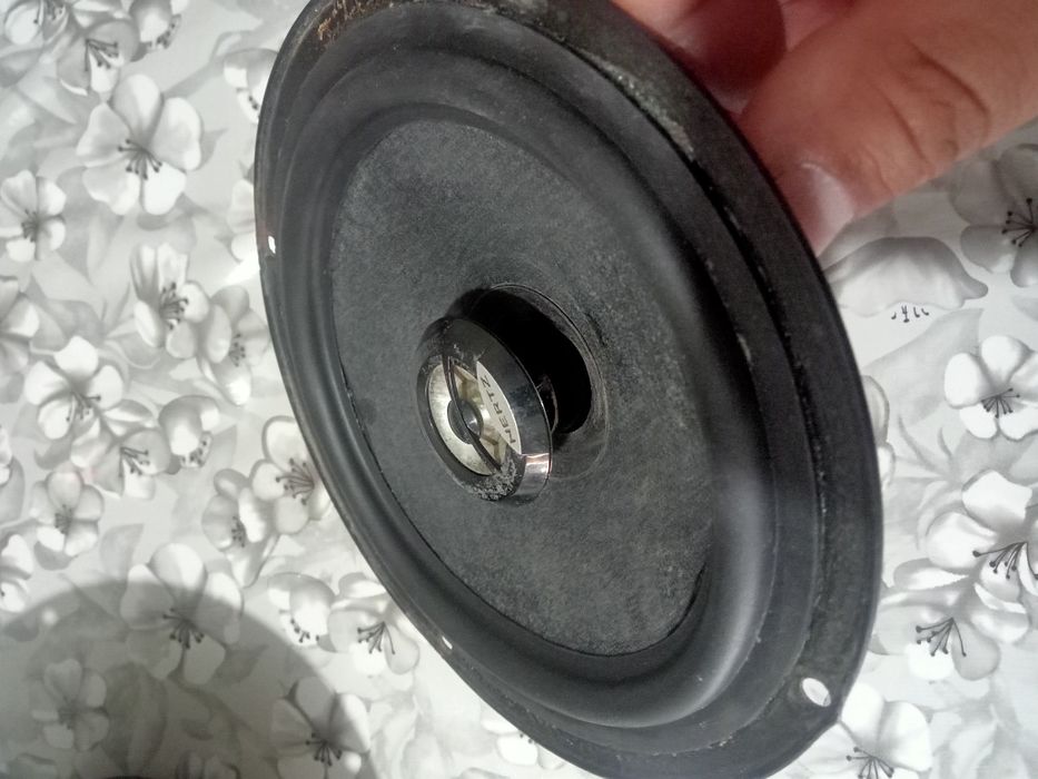 Продам 2-шт разные калонки Hertz в хорошем состоянии.