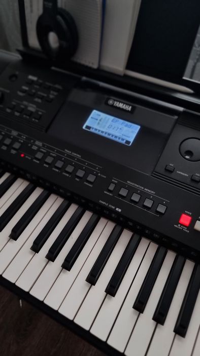 Продам синтезатор Yamaha PSR-E463