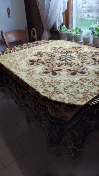 Нова плюшена покривка за маса квадратна 130/130 см