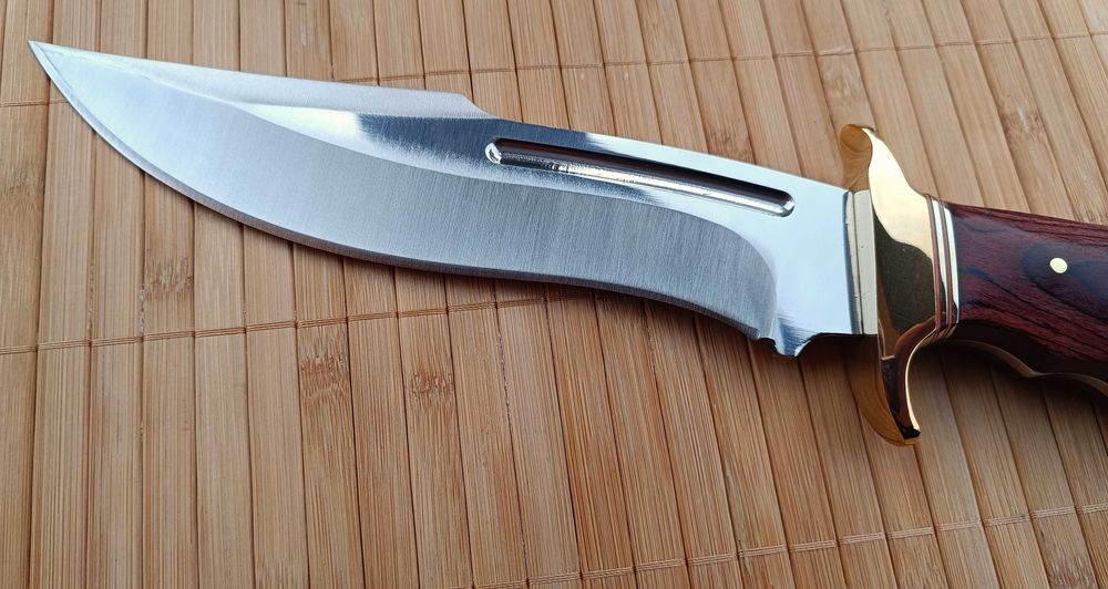 Ловен нож с месингов гард