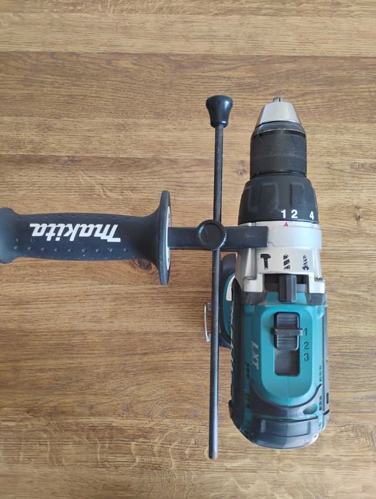 Makita акумулаторна ударна бормашина 18V